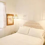 Boutique Vintage Styled Unit, Metres From Beach